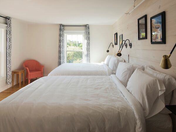 2 queen beds